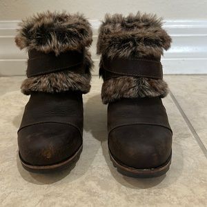 SOREL Joan of Arctic wedge ankle boot dark brown size 7 EUC